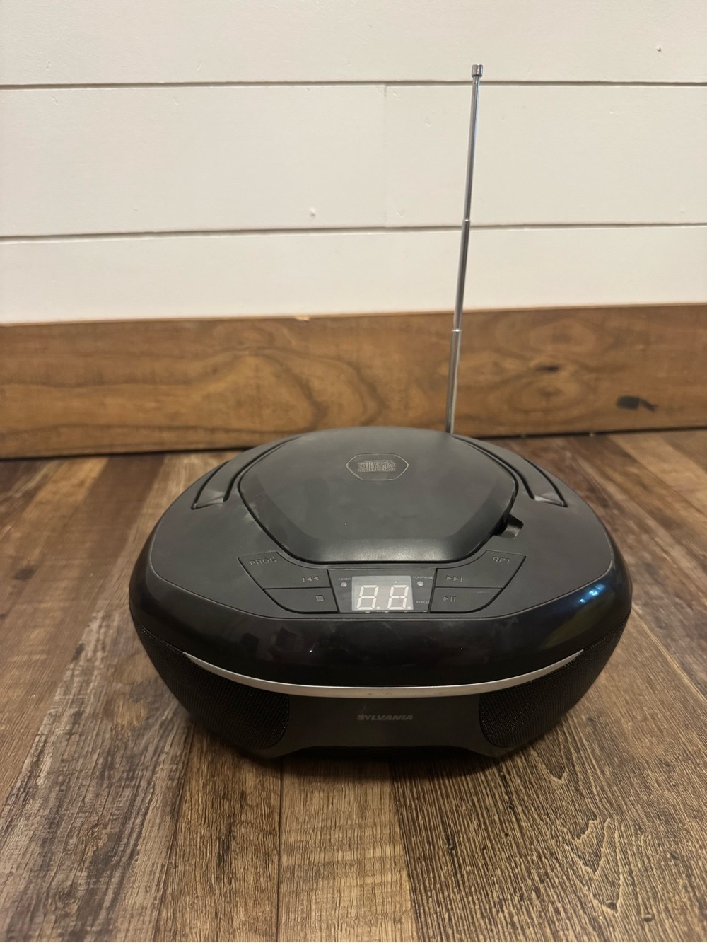 Sylvania CD / AM FM Radio Boombox AC Plug & Battery Model SRCD202DG no cord